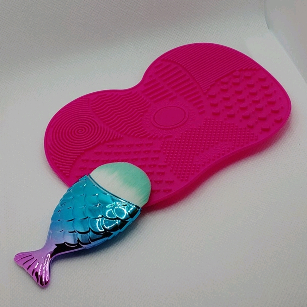 Silicone Makeup Brush Cleaning Mat NWOT 💚